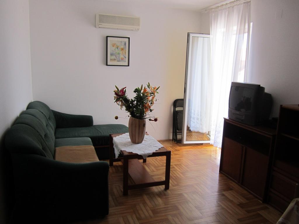 Apartments Antonia Malinska Exterior photo