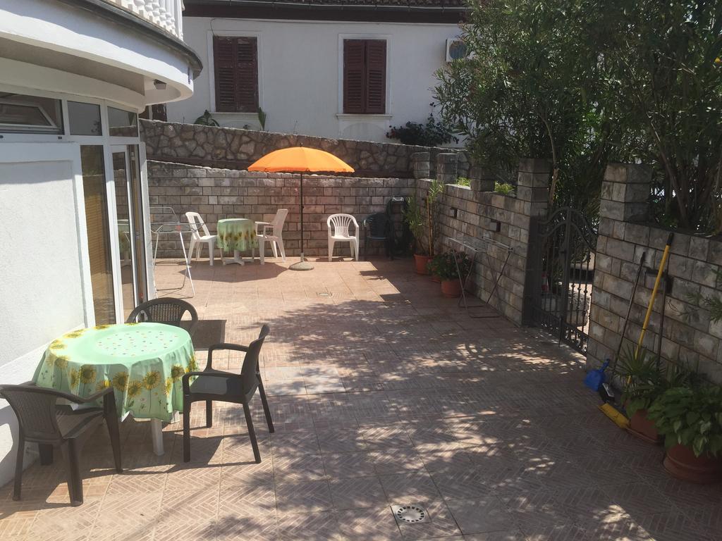 Apartments Antonia Malinska Exterior photo