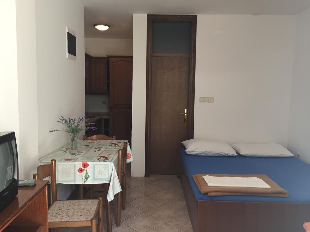 Apartments Antonia Malinska Exterior photo