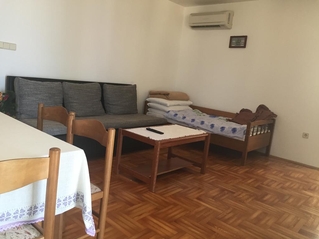 Apartments Antonia Malinska Exterior photo
